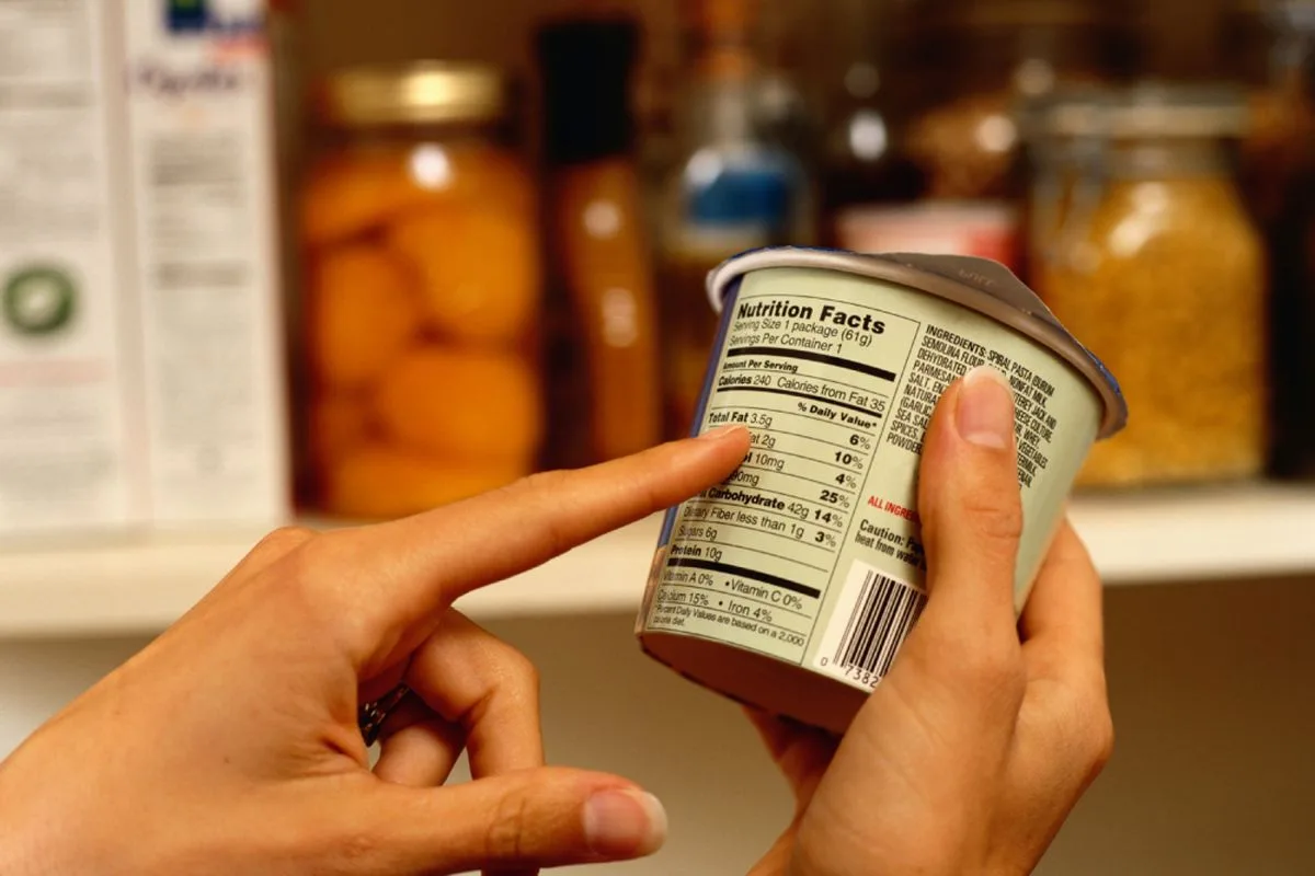 Tangan menunjuk kolom Nutrition Facts pada label kemasan